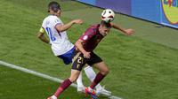 Bek kiri Belgia Timothy Castagne menghalau bola dari jangkauan winger Prancis Kylian Mbappe pada laga 16 besar Euro 2024 di Dusseldorf Arena (AP)