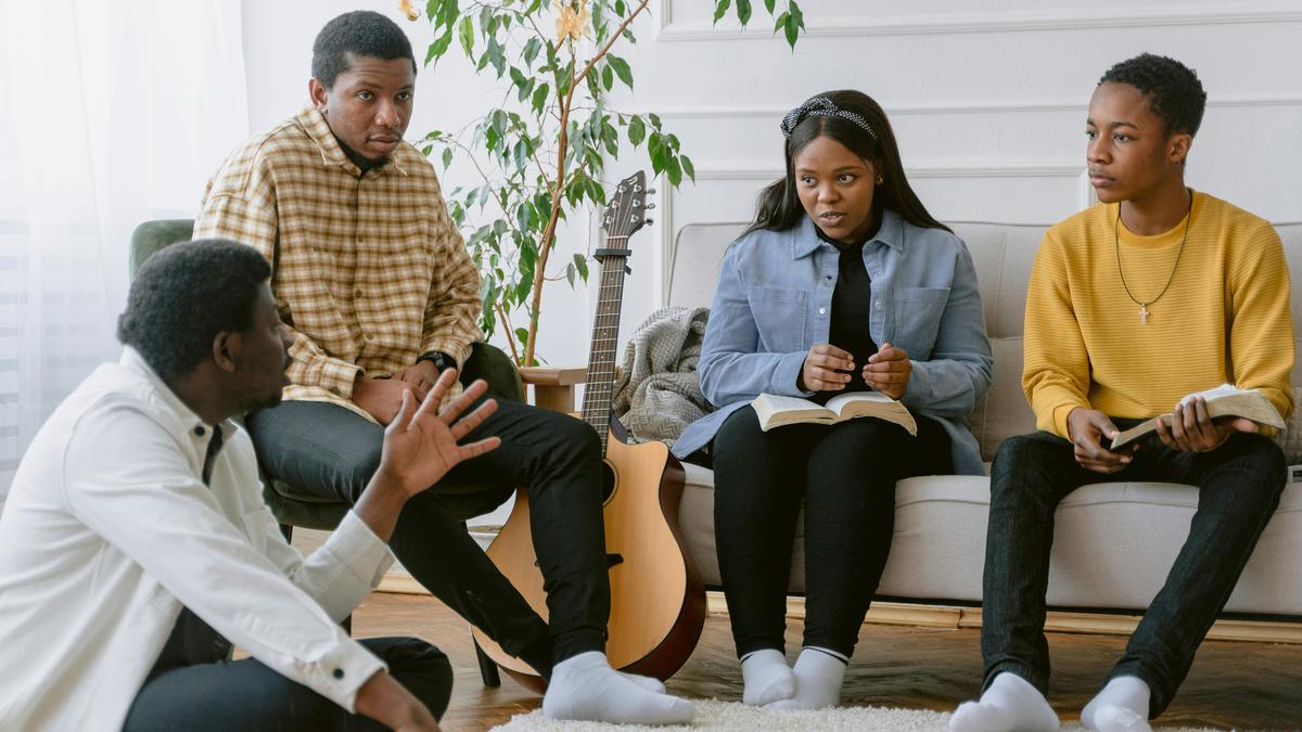 5 Zodiak yang Selalu Menjadi Penengah saat Teman Berantem