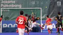 Penjaga gawang hoki Jepang berusaha menangkap bola dalam babak penyisihan hoki putra Asian Games di Lapangan Hoki Gelora Bung Karno, Jakarta, Rabu (22/8). Indonesia kalah dengan skor 1-3. (Liputan6.com/Fery Pradolo)