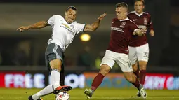 Zlatan Ibrahimovic mencoba melewati pemain Northampton Town pada piala liga Inggris di Sixfields Stadium, (22/9/2016) dini hari WIB. (Action Images via Reuters/John Sibley)