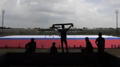 Sejumlah suporter mengikuti gladi kotor pembentangan bendera merah putih raksasa di Stadion Benteng, Tangerang, Minggu (13/12/2015). (Bola.com/Vitalis Yogi Trisna)