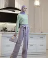 Nuansa ungu pastel bisa terlihat fresh saat dipadukan dengan warna hijau mint. OOTD ala Donita sukses hadirkan tampilan segar melalui paduan warna. [Foto: Instagram/ Donita]