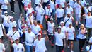 Peserta Fun Walk memperingati ke-70 Hari Bakti Postel terlihat semangat berjalan menuju Bundaran HI, Jakarta, Minggu (8/11/2015). Acara ini digelar Kemkominfo untuk mengenang jasa para pahlawan telekomunikasi Indonesia. (Liputan6.com/Faisal R Syam) 