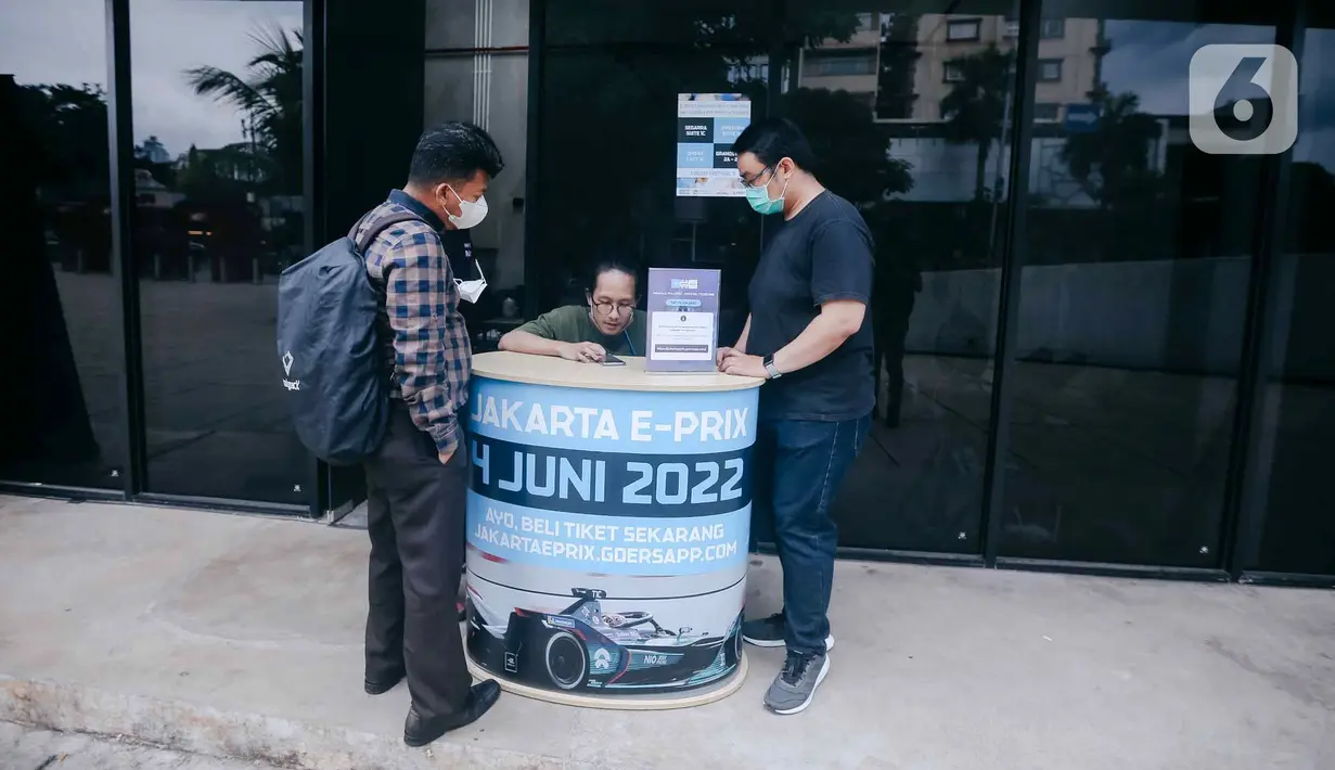 Warga menukarkan tiket elektronik (e-ticket) lomba balap mobil listrik Formula E dengan tiket fisik di Taman Ismail Marzuki, Cikini, Jakarta Pusat, Kamis (2/6/2022). Pihak Organizing Committee (OC) Jakarta E-Prix menyiapkan tiga lokasi penukaran tiket elektronik pada 1-3 Juni 2022 di Thamrin City, Taman Ismail Marzuki, dan Velodrome Rawamangun. (Liputan6.com/Faizal Fanani)