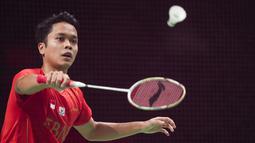 Tunggal putra Indonesia, Anthony Sinisuka Ginting bertanding melawan Lu Guang Zu (China) pada laga pertama final Thomas Cup 2021 di Aarhus, Denmark, Minggu (17/10/2021). Anthony Ginting harus melakoni rubber game untuk menaklukkan Lu Guang Zu 18-21, 21-14, 21-16 (Claus Fisker/Ritzau Scanpix via AP)