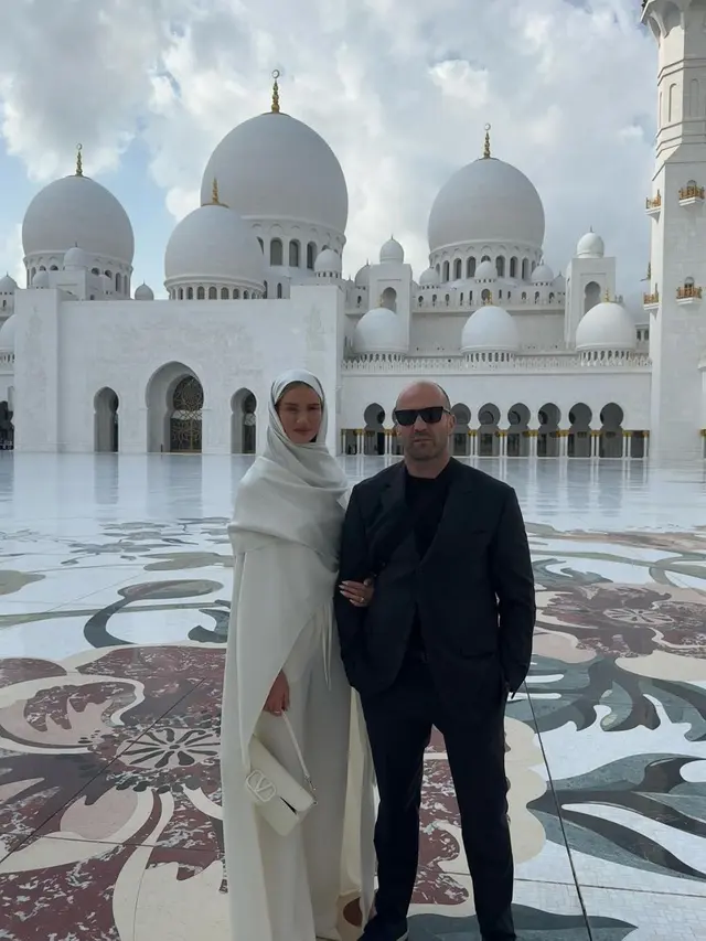 Jason Statham Kunjungi Masjid Syekh Zayed di Abu Dhabi dengan Rosie Huntington-Whiteley. (Instagram/  jasonstatham)