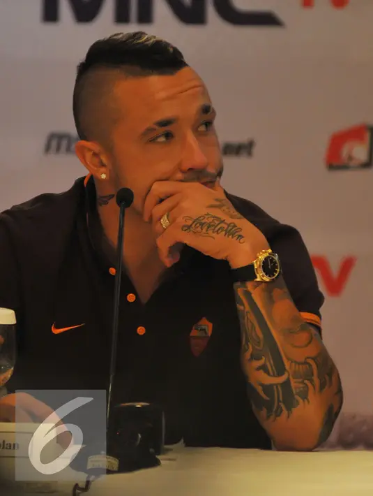 Radja Nainggolan saat konferensi pers di Hotel Shangri La, Jakarta, Jumat (24/7/2015). AS Roma akan menggelar pertandingan bertajuk AS Roma Indonesia Day 2015. (Liputan6.com/Herman Zakharia)