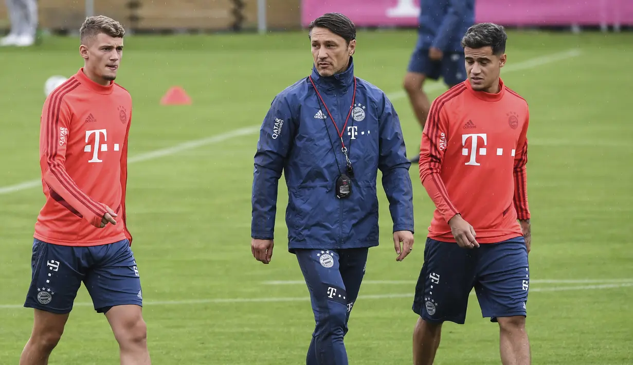 Gelandang baru Bayern Munchen, Michael Cuisance (kiri) berjalan dengan pelatih Niko Kovac (tengah) dan Philippe Coutinho bersiap mengikuti latihan di Munich, Jerman (20/8/2019).  (Sven Hoppe/dpa via AP)