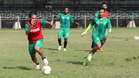 Rachmat Afandi (merah), berharap bisa sukses di Persebaya. (Bola.com/Fahrizal Arnas)