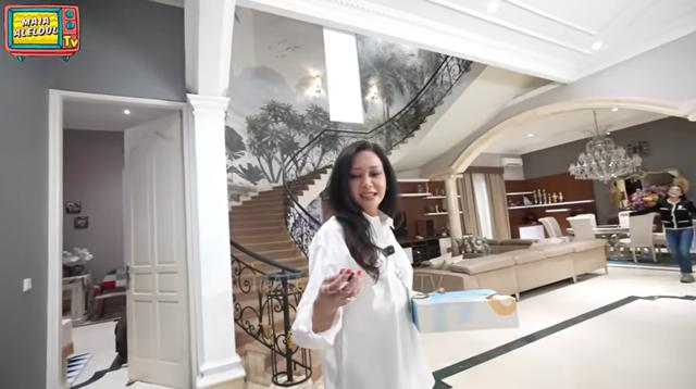 1. Foyer Megah dengan Tangga Melingkar yang Memukau