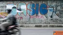 Citizen6, Bandung: Seorang pengendara sepeda motor melewati Jembatan Pasopati Kota Bandung, yang dipenuhi grafiti dan coretan, Kamis (21/4). karena kurangnya ruang publik berekspresi, aksi vandalisme bergerilya di fasilitas umum. (Pengirim: Aries Rachmand