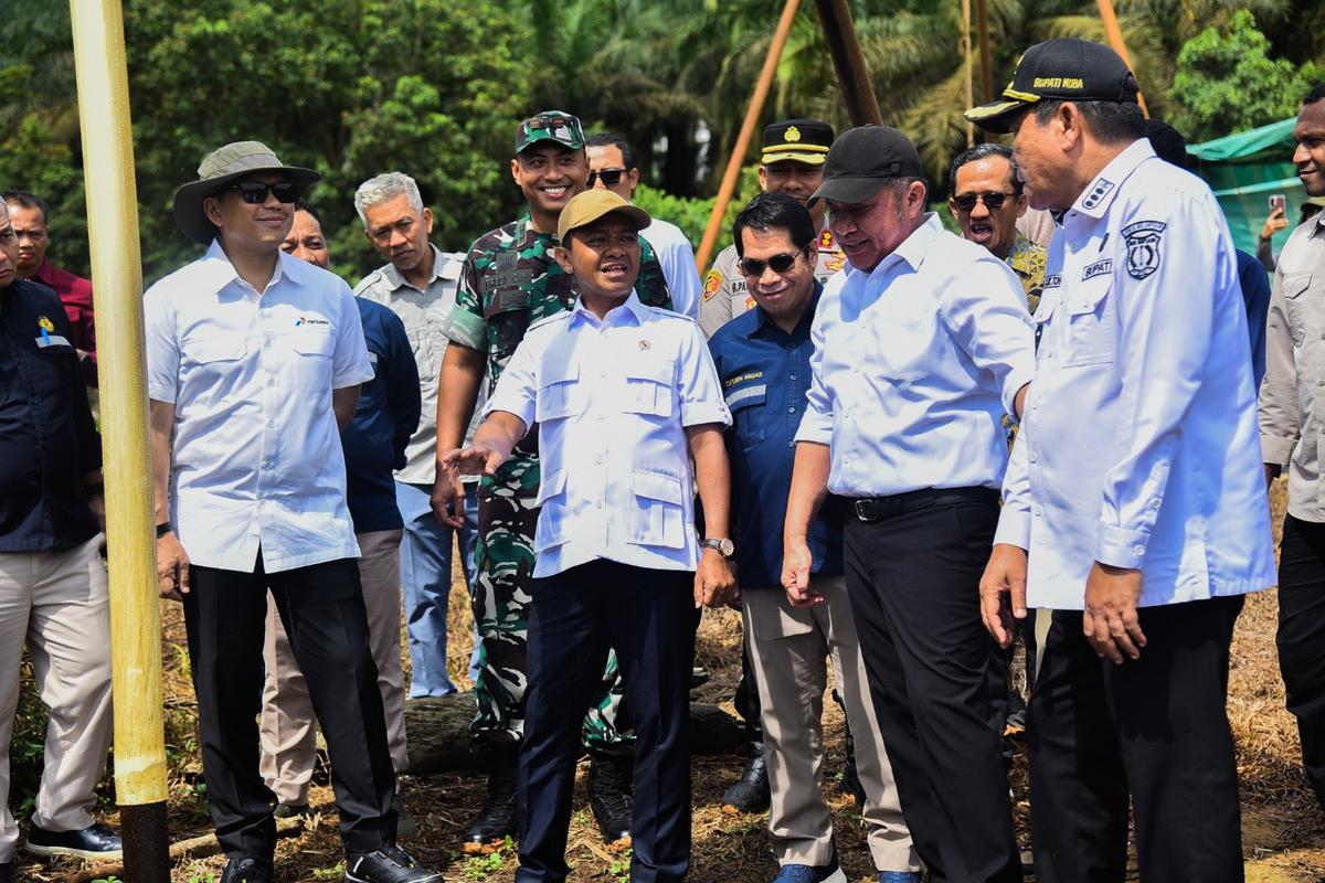 Menteri ESDM Bahlil Lahadalia saat meninjau langsung minyak rakyat di Desa Mekar Sari, Sumatera Selatan