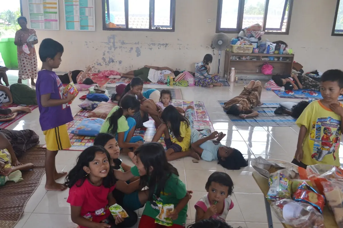 Puluhan anak-anak turut mengungsi akibat banjir besar di Sidareja, Cilacap, yang telah menjadi langganan tiap tahun. (Foto: Liputan6.com/Muhamad Ridlo)