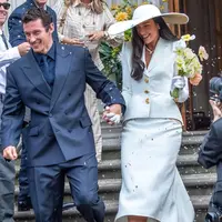 Intip potret pernikahan Dua Lipa dan Callum Turner (@harpersbazaararabia)