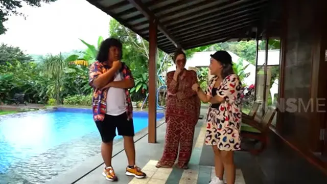 Marshel Widianto dan Mpok Alpa di vila Ivy Baskara (YouTube/TRANS7 OFFICIAL)