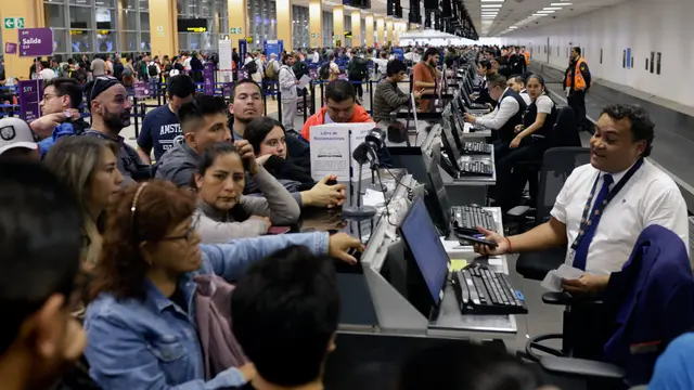 Ribuan penumpang terdampar di bandara Lima