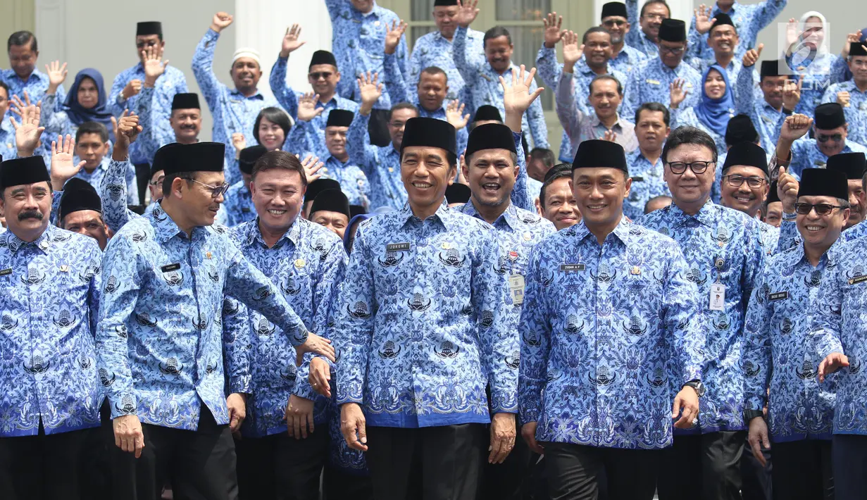 Presiden Joko Widodo (Jokowi) berfoto bersama Aparatur Sipil Negara (ASN) atau PNS seusai membuka Rapat Kerja Nasional Korps Pegawai Republik Indonesia (KORPRI) 2019 di Istana Negara, Jakarta, Selasa (26/2). (Liputan6.com/Angga Yuniar)