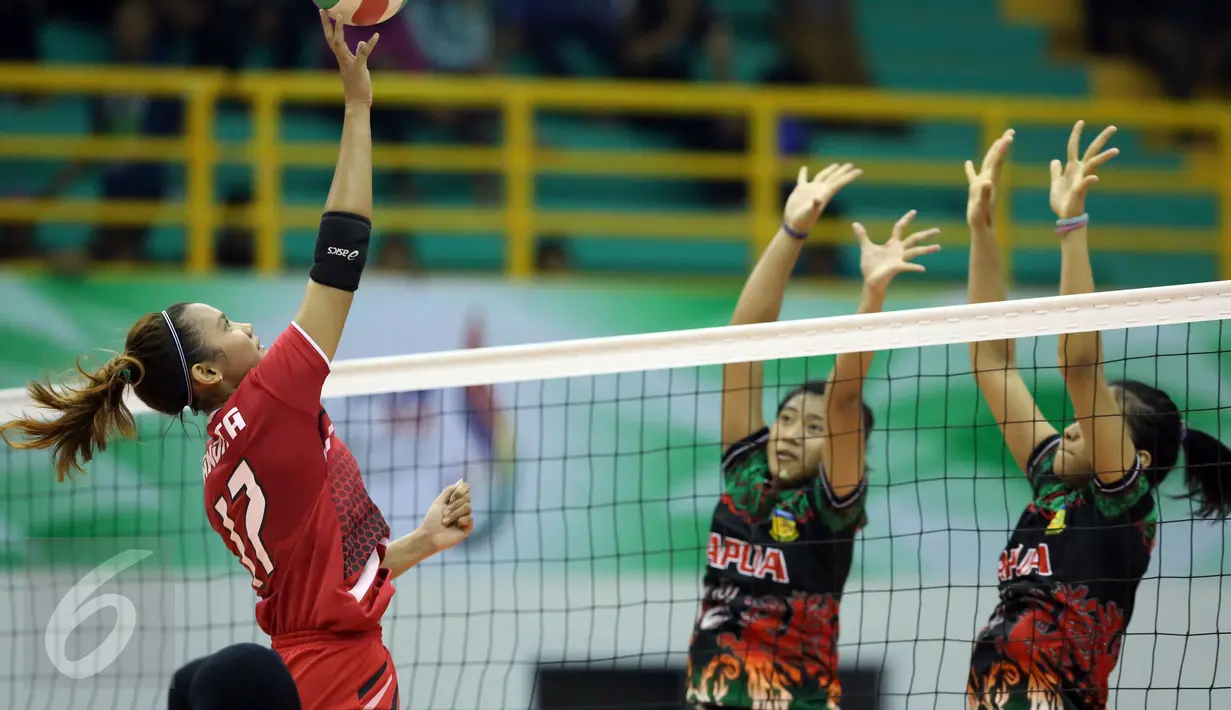 Pevoli putri DKI Jakarta, Nandita Ayu S (kiri) melakukan smes saat laga melawan Papua di fase grup Y PON XIX Jabar di Gelora Sabilulungan, Kab Bandung, Rabu (21/9). DKI Jakarta unggul tiga set (25-21, 25-21, 25-19). (Liputan6.com/Helmi Fithriansyah)