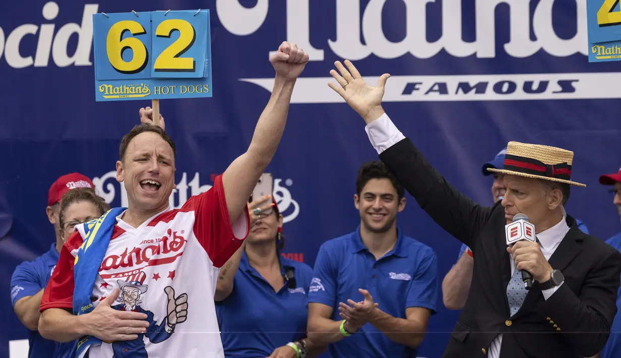 Joey Chestnut makan 62 hot dog dalam 10 menit untuk memenangkan divisi pria dari kontes makan hot dog Nathan untuk ke-16 kalinya. (AP Photo/Yuki Iwamura)