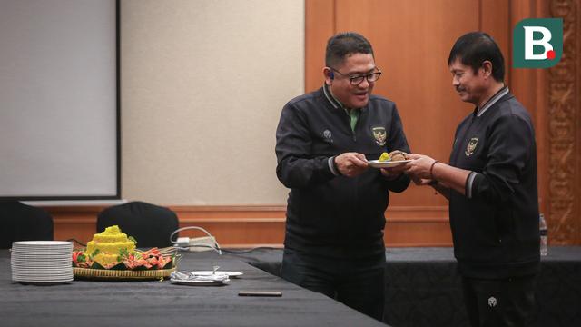 Foto: Indra Sjafri dan Timnas Indonesia U-22 Gelar Potong Tumpeng