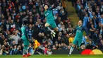 Penyerang Tottenham Hotspur Son Heung-min (tengah) melompat ke udara usai mencetak gol ke gawang Manchester City pada leg kedua babak perempat final Liga Champions di Etihad Stadium, Manchester, Inggris, Rabu (17/4). (Reuters/Jason Cairnduff)