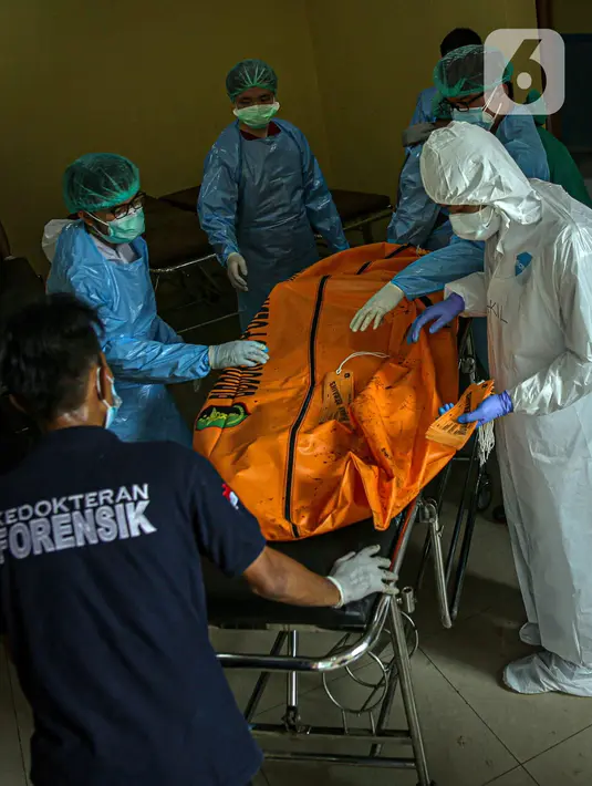 Petugas membawa kantong jenazah korban kebakaran Lapas Kelas I Tangerang usai diturunkan dari ambulans di RS Polri Kramat Jati, Jakarta, Rabu (8/9/2021). Sebanyak 41 warga binaan tewas akibat kebakaran yang terjadi di Blok C 2 Lapas Kelas I Tangerang. (Liputan6.com/Faizal Fanani)