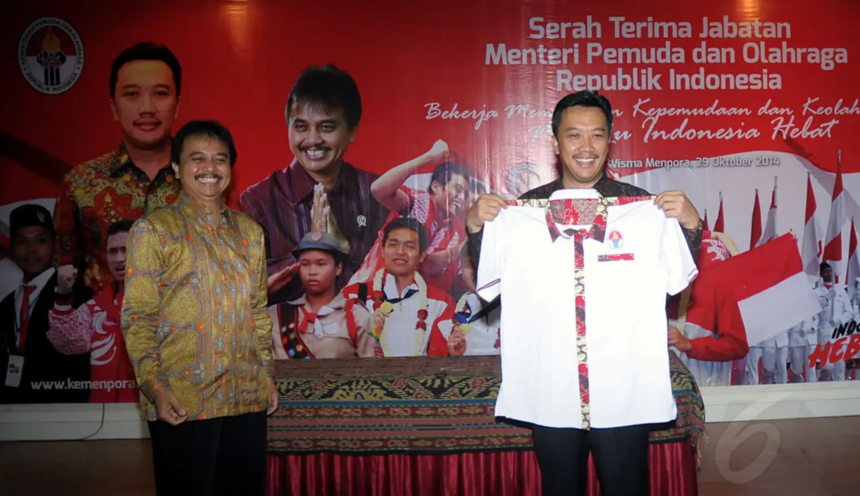 Menpora Imam Nahrawi memamerkan seragam kantor Kementerian Pemuda dan Olahraga saat upacara serah terima jabatan di Wisma Kemenpora, Jakarta, Rabu (29/10/2014). (Liputan6.com/Helmi Fithriansyah)