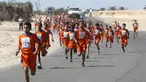 Sejumlah anak Palestina berlari selama mengikuti maraton yang diselenggarakan oleh Culture and Free Thought association di Khan Younis di Jalur Gaza selatan (28/4/2016). (REUTERS / Ibraheem Abu Mustafa)