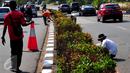 Beberapa pekerja sibuk mengecat separator jalan di kawasan HR Rasuna Said, Jakarta, Kamis (30/7/2015). Menyambut Hari Kemerdekaan, Pemprov DKI Jakarta akan mempercantik wajah Ibukota. (Liputan6.com/Yoppy Renato)