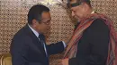 Presiden Timor Leste Francisco Guterres Lu Olo (kiri) menyematkan cenderamata kepada Ketua DPR RI, Bambang Soesatyo usai pertemuan di Gedung MPR/DPR, Jakarta, Jumat (29/6). Pertemuan untuk menjalin hubungan baik. (Liputan6.com/Helmi Fithriansyah)