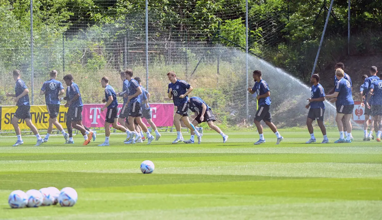 Para pemain Jerman mengikuti sesi latihan di pusat olahraga BVSC, Budapest, Hungaria, 13 Juni 2022. Jerman akan menghadapi Italia pada pertandingan sepak bola UEFA Nations League. (Attila KISBENEDEK/AFP)