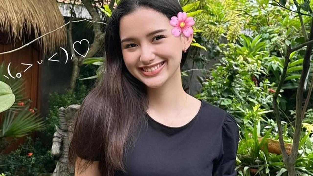Dia juga pandai memilih outfit yang cocok deng kulit dan bodynya. Seperti potret berikut ini, Sarah tampil cantik dengan dress hitam.