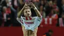 Penyerang Sevilla, Ciro Immobile melakukan selebrasi usai mencetak gol kegawang Real Madrid pada lanjutan La Liga di Estadio Ramon Sanchez Pizjuan, Spanyol (9/11/2015). Sevilla menang atas Real Madrid dengan skor 3-2. (AFP PHOTO/CRISTINA QUICLER)