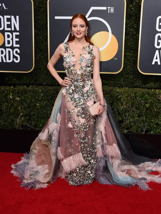 Alumni Germany's Next Top Model, Barbara Meier menghadiri karpet merah Golden Globe Awards 2018 di California, Minggu (7/1). Meier menyita perhatian dengan gaun perpaduan warna pink-hijau disertai rumbai di bagian bawahnya. (Jordan Strauss/Invision/AP)
