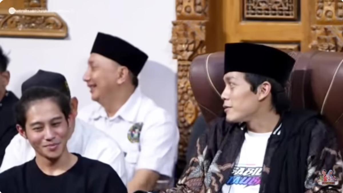 6 Potret DJ Panda Hadiri Pengajian Gus Iqdam, Momen Langka yang Curi Perhatian