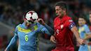 Pemain Kazakhstan, Yeldos Akhmetov (kiri) berduel dengan Robert Lewandowski saat Kualifikasi Piala Dunia 2018 di Astana Arena, Astana, (5/9/2016) dini hari WIB. Lewandowski mencetak satu gol saat Polandia imbang lawan Kazakhstan. (AFP/Stanislav Filippov)