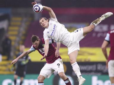 Pemain Leicester City, Caglar Soyuncu, berebut bola dengan pemain Burnley, Chris Wood, pada laga Liga Inggris di Stadion Turf Moor, Rabu (3/3/2021). Kedua tim bermain imbang 1-1. (Alex Pantling/Pool via AP)