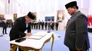 Tampak, Ferry Joko Yuliantono saat menandatangani nota pelantikan sebagai Menteri Koperasi menggantikan Budi Arie Setiadi. (Foto: Biro Pers Istana Kepresidenan)