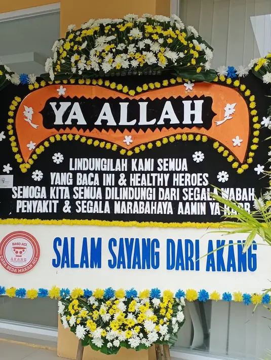 Karangan bunga dukungan untuk tim medis terlihat di RSPI Sulianti Saroso di Jakarta, Jumat (20/3/2020). Pihak RSPI Sulianti Saroso pun mengapresiasi kiriman karangan bunga yang diberikan masyarakat. (Liputan6.com/@rspi_suliantisaroso)