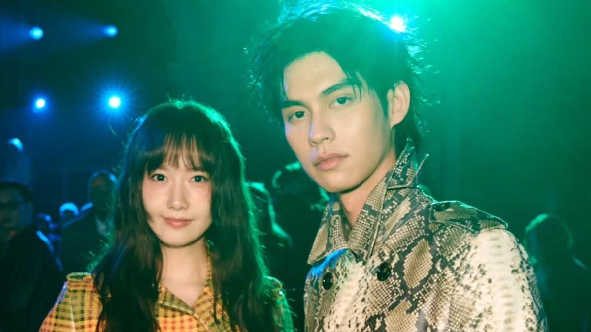 Yoona SNSD Tampil Chic dalam Trench Coat Burberry Spring 2026 di London Fashion Week, Interaksi dengan Bright Curi atensi