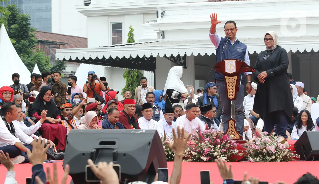 Gubernur DKI Jakarta Anies Baswedan didampingi Istri Fery Farhati menyapa warga saat acara perpisahan di Balai Kota, Jakarta pusat, Minggu (16/10/2022). Pemprov DKI Jakarta bersama relawan menggelar acara perpisahan untuk Gubernur DKI Jakarta Anies Baswedan yang masa jabatannya berakhir tepat hari ini. (Liputan6.com/Herman Zakharia)