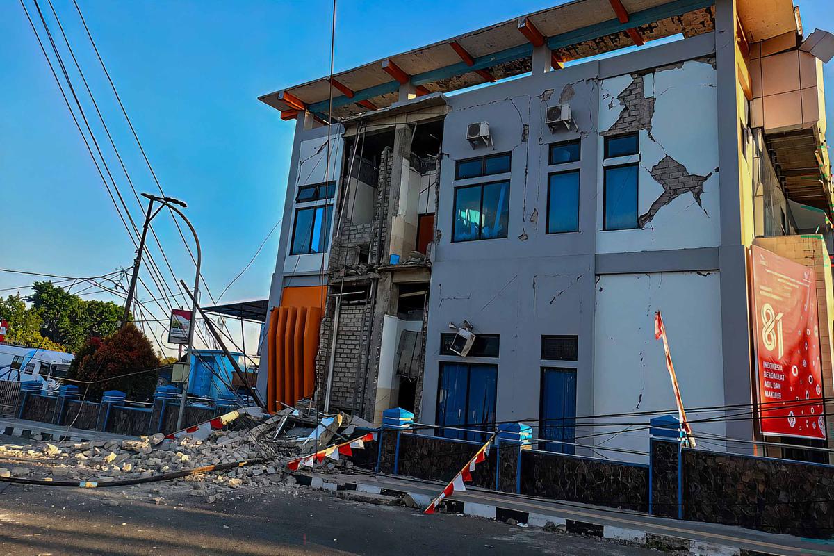 Gempa Dahsyat M 7,7 Guncang Flores Warga Berhamburan Mengungsi