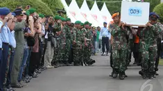 Empat jenazah korban pesawat AirAsia QZ8501 saat akan diterbangkan ke Surabaya dari Lanud Iskandar, Kamis (1/1/2015). (Liputan6.com/Herman Zakharia)