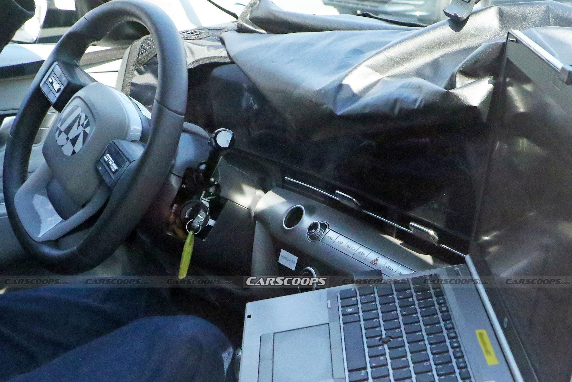 Spyshot interior Hyundai Kona terbaru (carscoops.com)