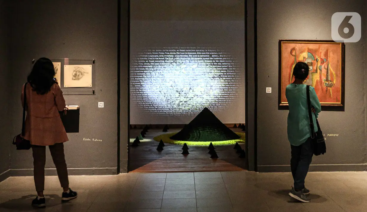 Pengunjung melihat karya seni dalam pameran bertajuk Para Sekutu yang Tidak Bisa Berkata Tidak di Galeri Nasional Indonesia, Jakarta, Jumat (28/1/2022). Pameran diinisasi oleh Galeri Nasional Indonesia dan Goethe-Institut Indonesien berlangsung hingga 27 Februari 2022. (Liputan6.com/Faizal Fanani)
