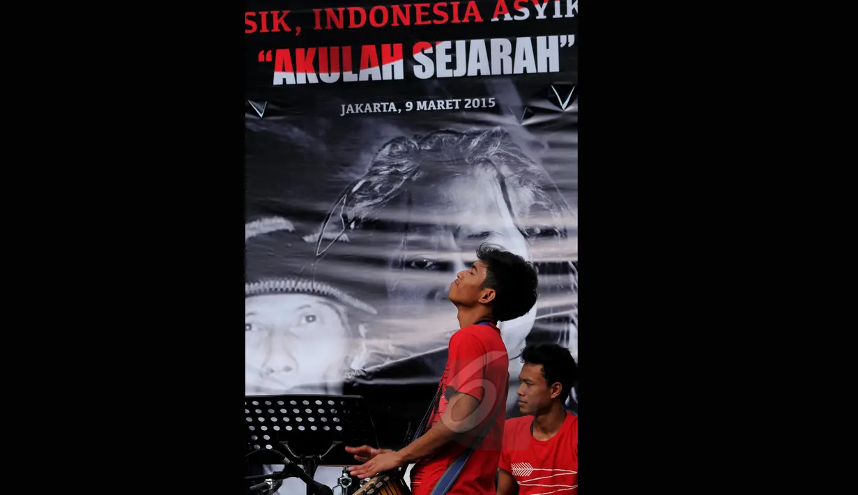 Salah satu musisi reggae yang ikut meramaikan konser "Indonesia Bersih Dari Maling Hak Cipta" di Taman Ismail Marzuki (TIM), Jakarta, Senin (9/3/2015). (Liputan6.com/Faisal R Syam)