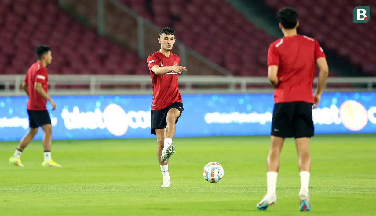 Pemain Timnas Indonesia, Ivar Jenner (tengah), saat sesi latihan menjelang laga FIFA Matchday melawan Timnas Argentina di Stadion Utama Gelora Bung Karno (SUGBK), Jakarta, Minggu (18/06/2023). (Bola.com/Bagaskara Lazuardi)