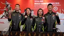 Pebulutangkis Tiongkok Zhang Nan, Zhao Yunlei, Tian Qing, dan Chen Long (kiri ke kanan) mengepalkan tangan usai konferensi pers jelang Kejuaraan Dunia Bulutangkis di Jakarta. Minggu (9/8/2015). (Liputan6.com/Helmi Fithriansyah)