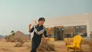 Lagunya sendiri membawa vibe yang ceria dan positif, dan dibalut dengan music video yang menarik. Konsep ala Wild West ditampilkan Jimin dkk lewat visual dan outfit yang mereka kenakan. (YouTube HYBE LABELS)