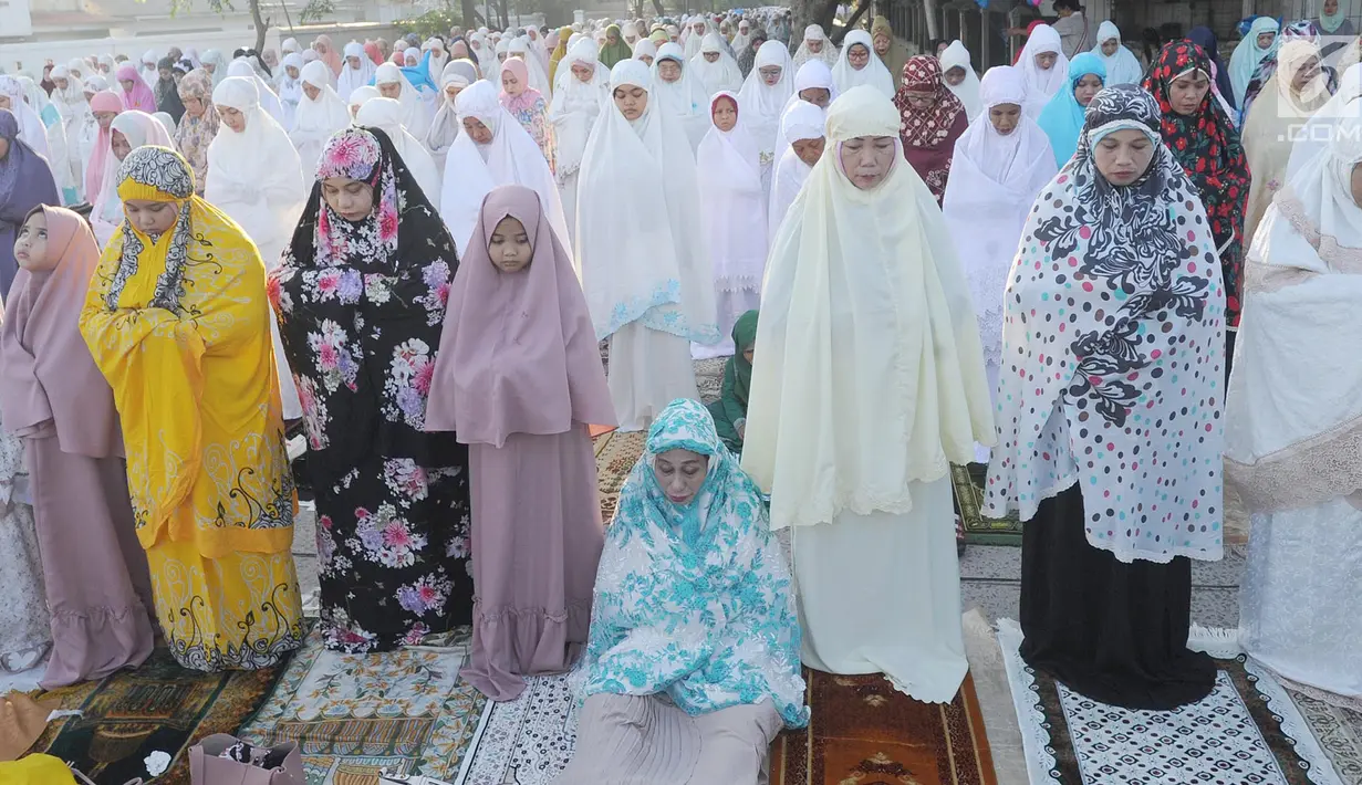 Umat muslim melaksanakan salat Idul Fitri di kawasan Pelabuhan Sunda Kelapa, Jakarta, Rabu (5/6/2019). Umat muslim seluruh Indonesia merayakan Hari Raya Idul Fitri 1440 Hijriah setelah sebelumnya melaksanakan puasa Ramadan selama sebulan penuh. (merdeka.com/Arie Basuki)